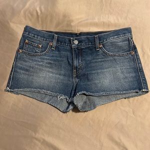 NWOT Women’s Levi Jean Shorts size 29